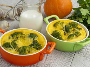 Brokoli ve peynirli güveç.