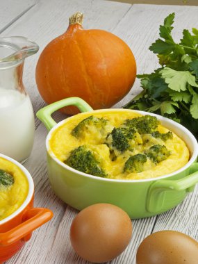 Brokoli ve peynirli güveç.