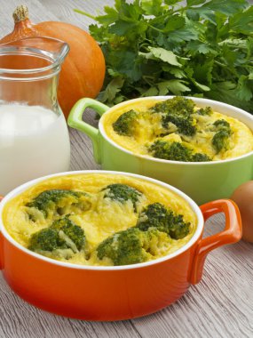 Brokoli ve peynirli güveç.