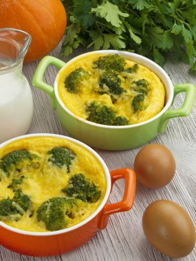 Brokoli ve peynirli güveç.