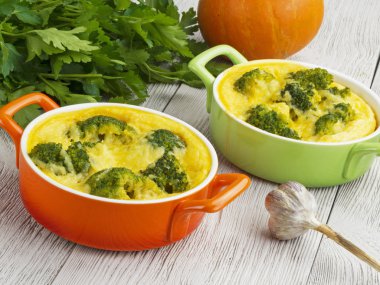 Brokoli ve peynirli güveç.