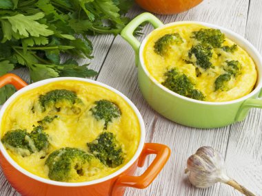 Brokoli ve peynirli güveç.