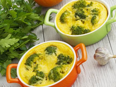 Brokoli ve peynirli güveç.