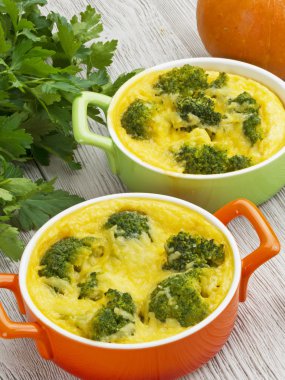 Brokoli ve peynirli güveç.