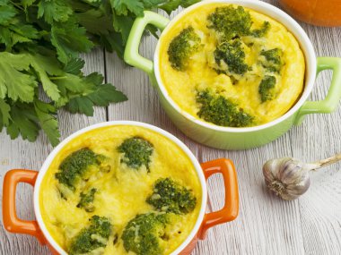 Brokoli ve peynirli güveç.