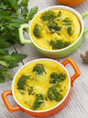 Brokoli ve peynirli güveç.