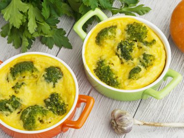 Brokoli ve peynirli güveç.