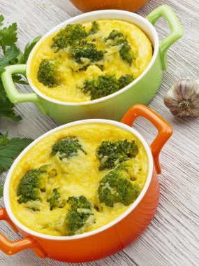 Brokoli ve peynirli güveç.