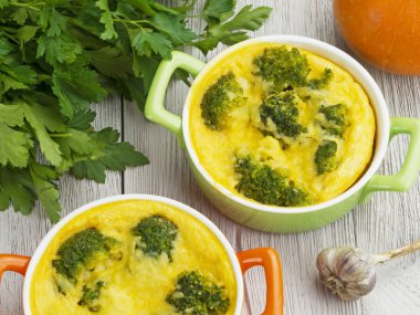 Brokoli ve peynirli güveç.