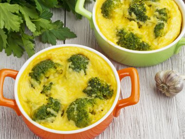 Brokoli ve peynirli güveç.