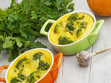 Brokoli ve peynirli güveç.