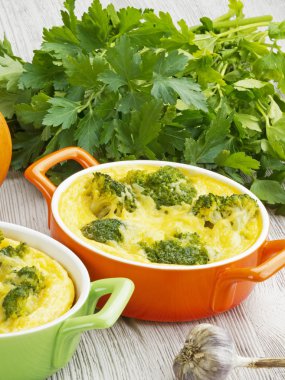 Brokoli ve peynirli güveç.