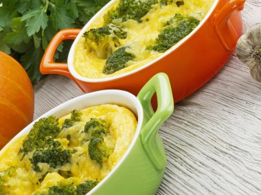 Brokoli ve peynirli güveç.