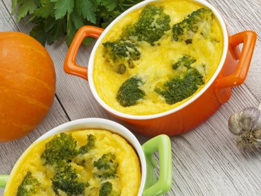 Brokoli ve peynirli güveç.