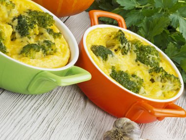 Brokoli ve peynirli güveç.