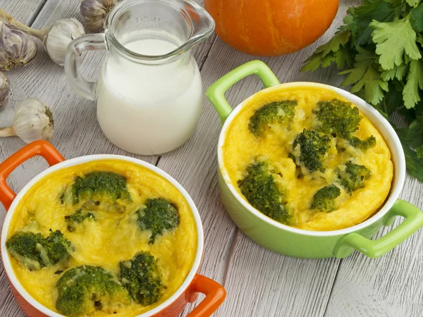 Brokoli ve peynirli güveç.