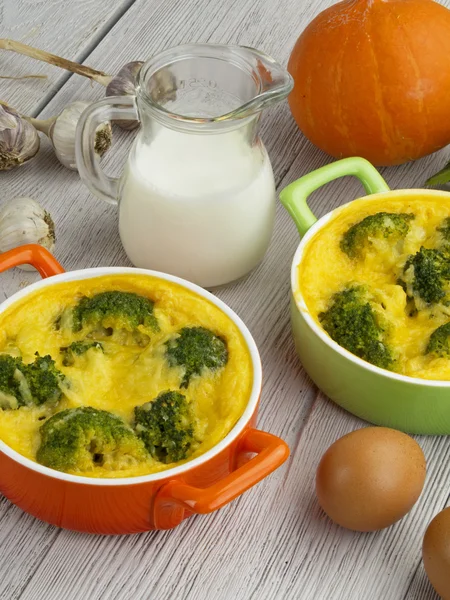 Brokoli ve peynirli güveç.