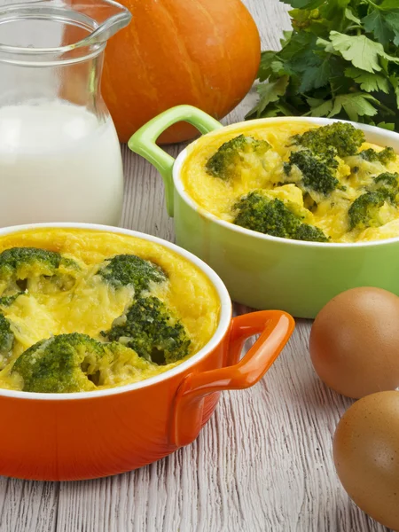 Brokoli ve peynirli güveç.