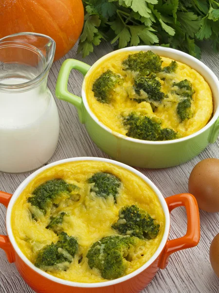 Brokoli ve peynirli güveç.