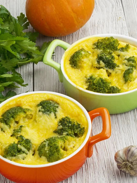 Brokoli ve peynirli güveç.