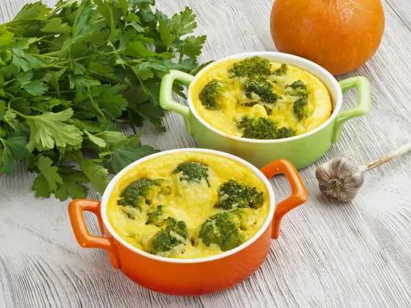 Brokoli ve peynirli güveç.