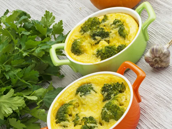 Brokoli ve peynirli güveç.