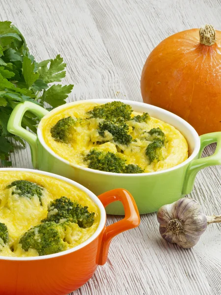 Brokoli ve peynirli güveç.