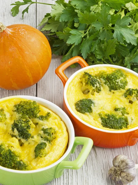 Brokoli ve peynirli güveç.