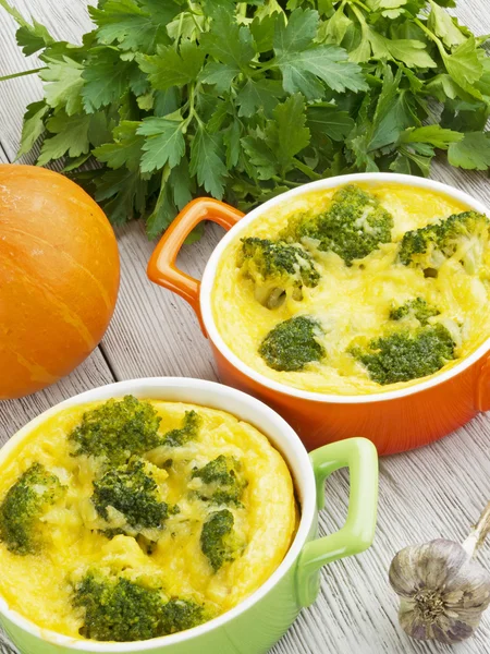 Brokoli ve peynirli güveç.