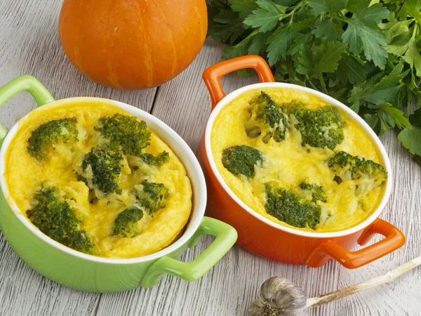 Brokoli ve peynirli güveç.