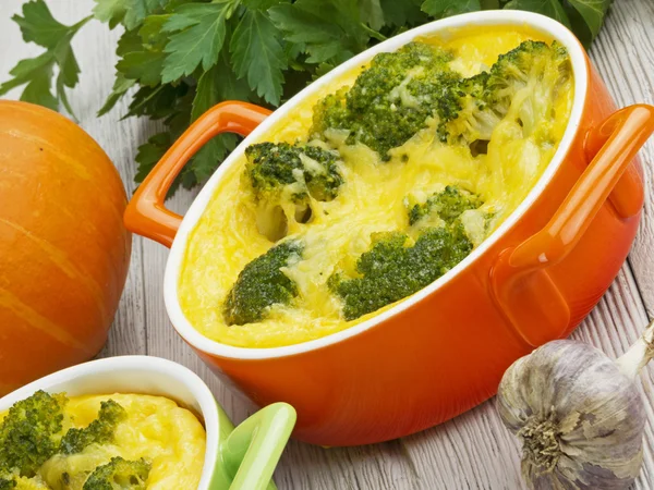 Brokoli ve peynirli güveç.