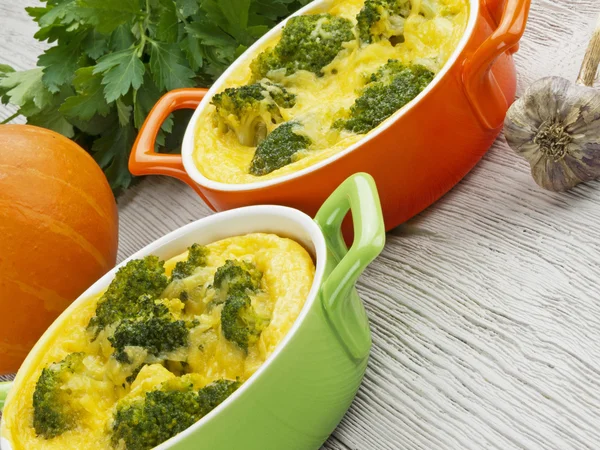 Brokoli ve peynirli güveç.