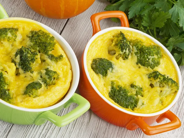 Brokoli ve peynirli güveç.