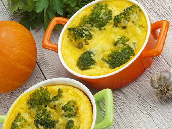 Brokoli ve peynirli güveç.