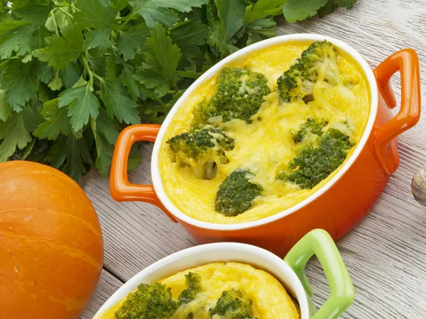 Brokoli ve peynirli güveç.