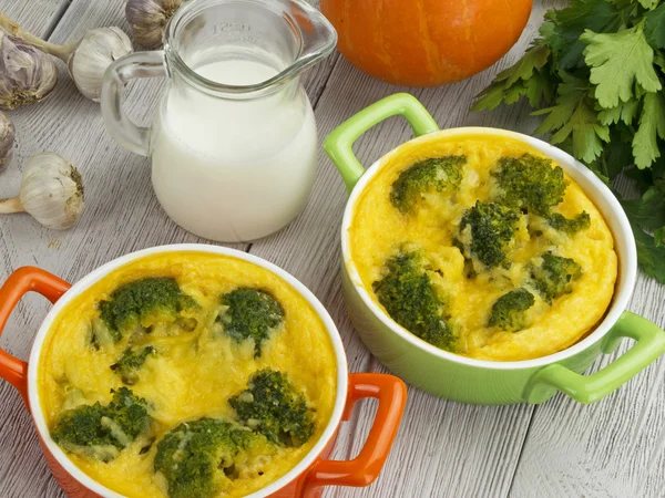 Ovenschotel met broccoli en kaas Stockafbeelding