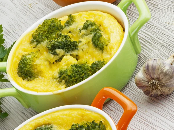 Casseruola con broccoli e formaggio Immagine Stock