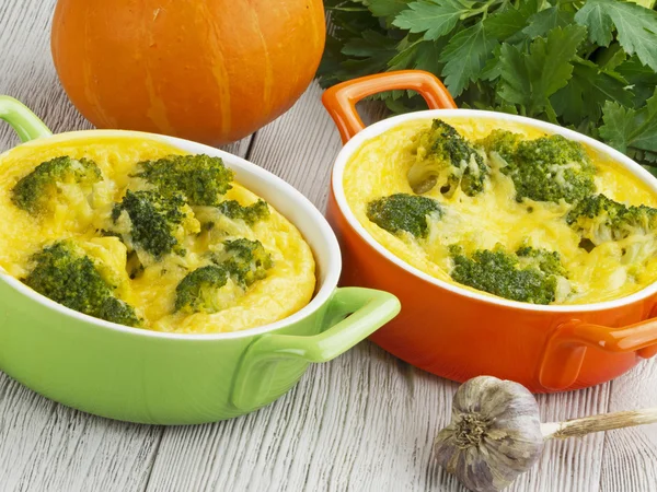 Casseruola con broccoli e formaggio Foto Stock