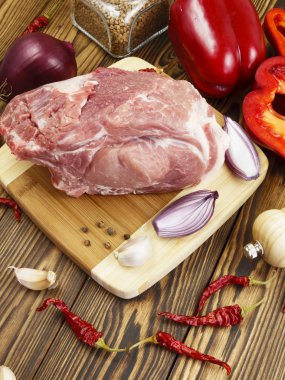 sebze ve baharatlar ile çiğ domuz eti 