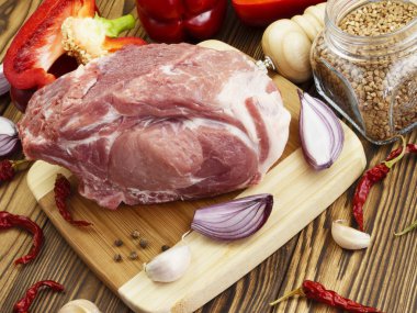 sebze ve baharatlar ile çiğ domuz eti 