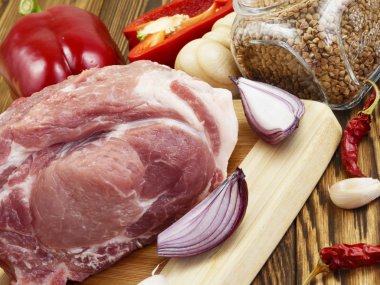 sebze ve baharatlar ile çiğ domuz eti 