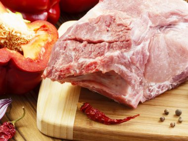 sebze ve baharatlar ile çiğ domuz eti 