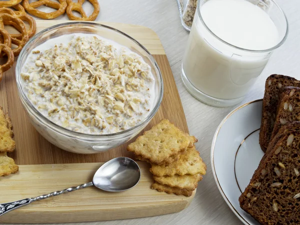 Haferflocken mit Milch und Keksen — Stockfoto