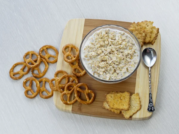 Oatmeal with milk and cookies — Stock Photo, Image