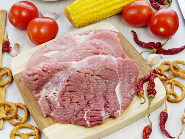 Filete de cerdo fresco en tablero de madera — Foto de Stock