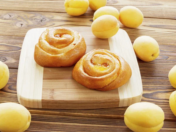 Gâteau avec confiture et abricots — Photo