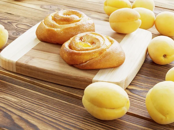 Tarta con mermelada y albaricoques — Foto de Stock