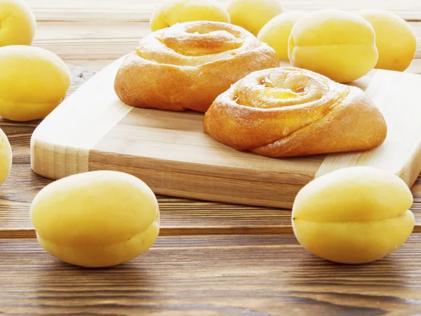 Gâteau avec confiture et abricots — Photo