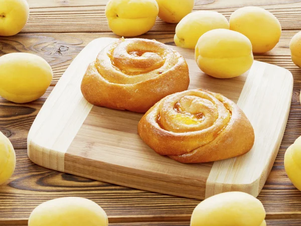 Gâteau avec confiture et abricots — Photo