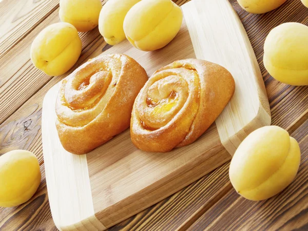 Kuchen mit Marmelade und Aprikosen — Stockfoto